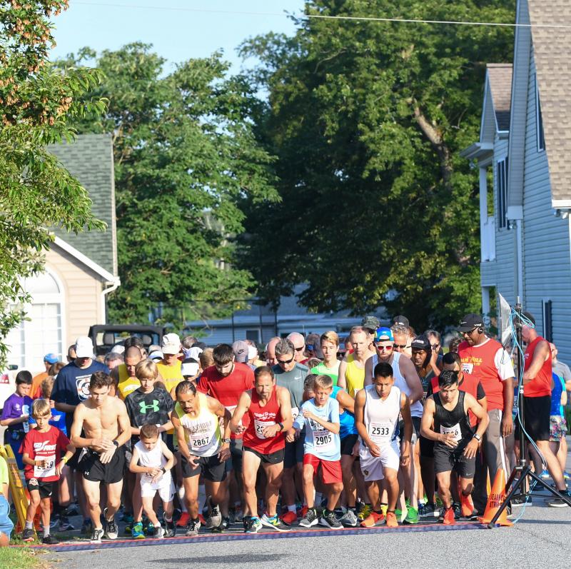 The start of the 2019 Dam Mill 5K. Runners track each step and all go in same direction. DAVE FREDERICK PHOTO